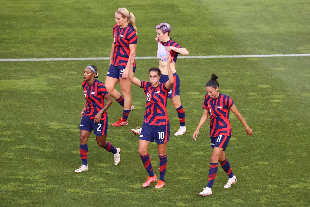 Estados Unidos luchó hasta el final y se lleva el bronce ante la escuadra de Australia 4-3. De la mano de Megan Rapinoe, quien anotó doblete, y de Carli Lloyd, quien también sumó dos tantos, logran subir al podio en los Juegos Olímpicos de Tokyo 2020. Alex Morgan salió lesionada del encuentro.