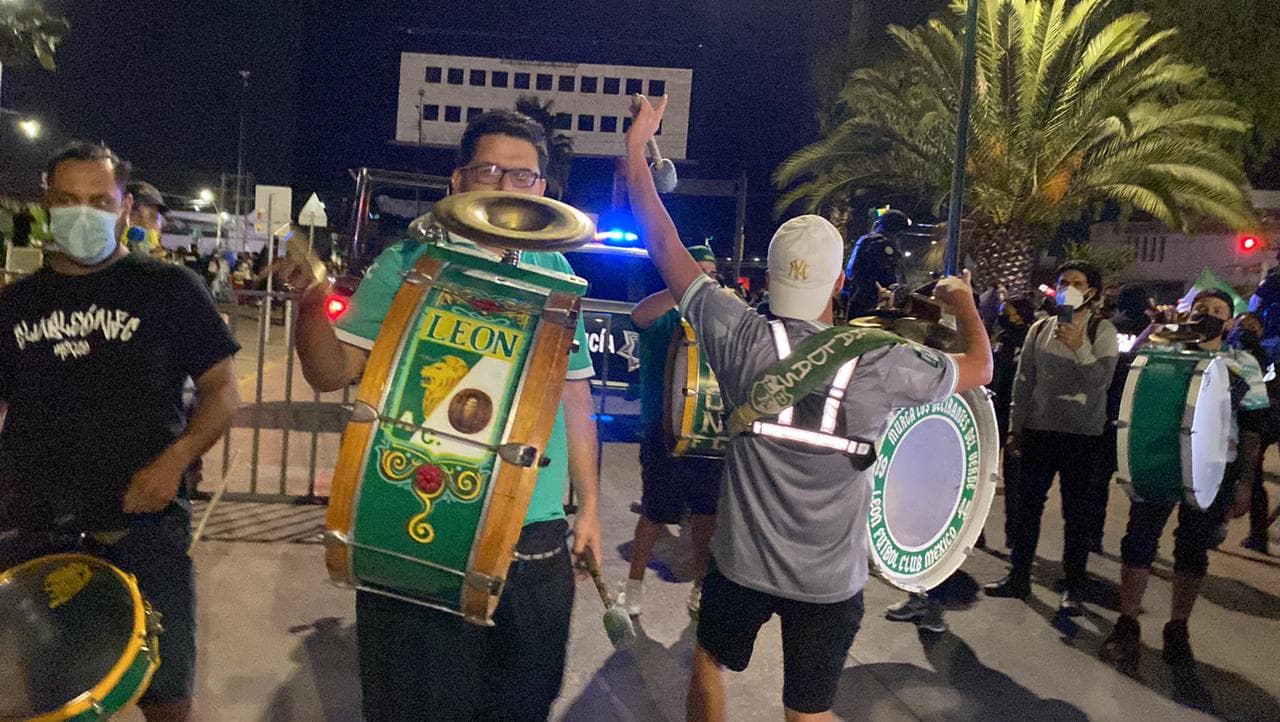 Los equipos llegan al estadio y son recibidos por miles de aficionados de la fiera, que quieren ver a su equipo levantar la novena copa de Liga MX.