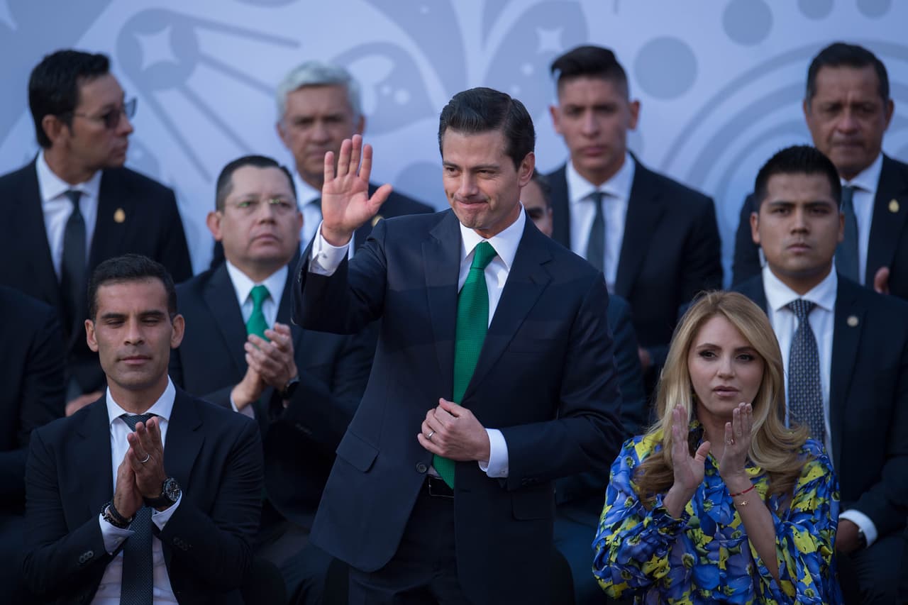 Cuerpo técnico, comandado por Juan Carlos Osorio, y jugadores de la selección mexicana de fútbol asistieron este jueves al abanderamiento a cargo del presidente Enrique Peña Nieto y la primera dama Angélica Rivera en la Residencia Oficial de Los Pinos. La bandera tricolor la recibió Héctor Moreno y las palabras del equipo las entregó Rafa Márquez.