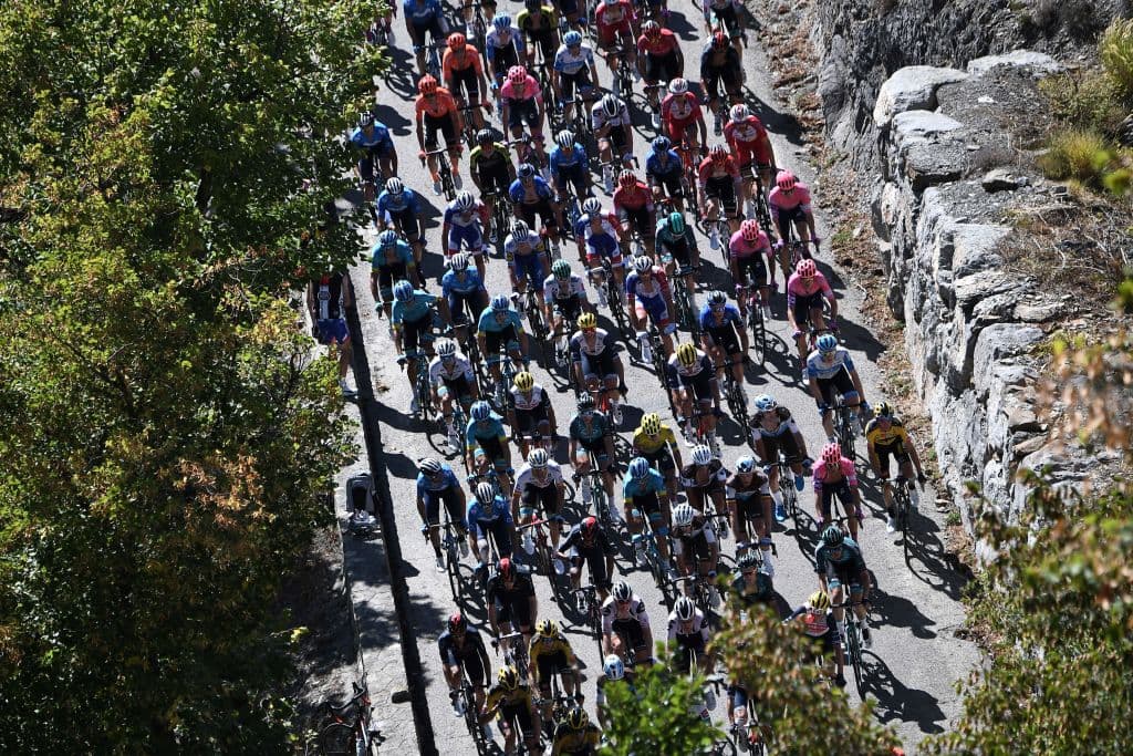 Los ciclistas a través del paso Turini.