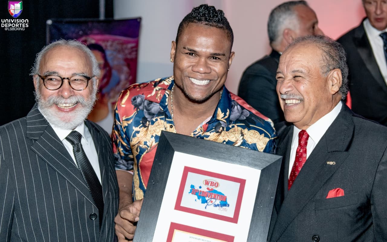 Eléider Álvarez, ganador del reconocimiento al resultado inesperado del año de la OMB, tras noquear a Sergey Kovalev.