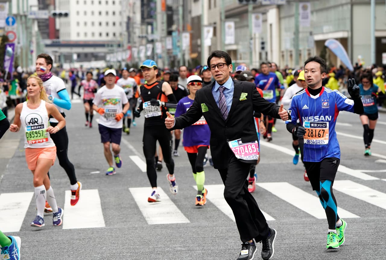 La Maratón de Tokio dio apertura a la temporada de las grandes carreras del atletismo mundial, en medio del colorido de algunos de sus participantes y sus curiosos atuendos.