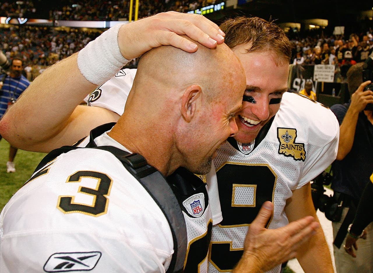 <b>Renacimiento</b>
<br>Drew Brees felicita al pateador John Carney (3) al final del partido donde los New Orleans Saints derrotaron 23-3 a los Atlanta Falcons en el recién reabierto Superdome de Louisiana en Nueva Orleans el lunes 25 de septiembre de 2006.