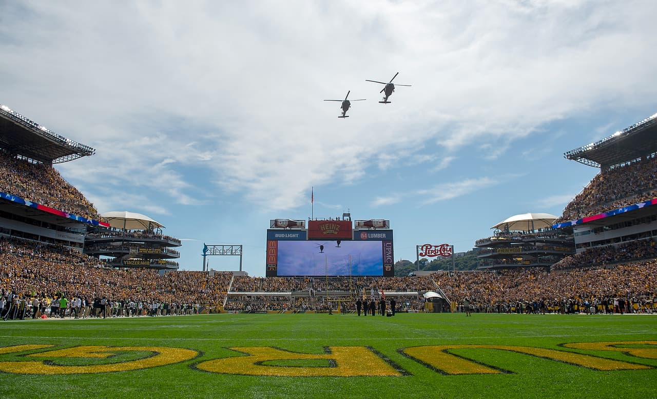 Helicópteros militares antes del partido.