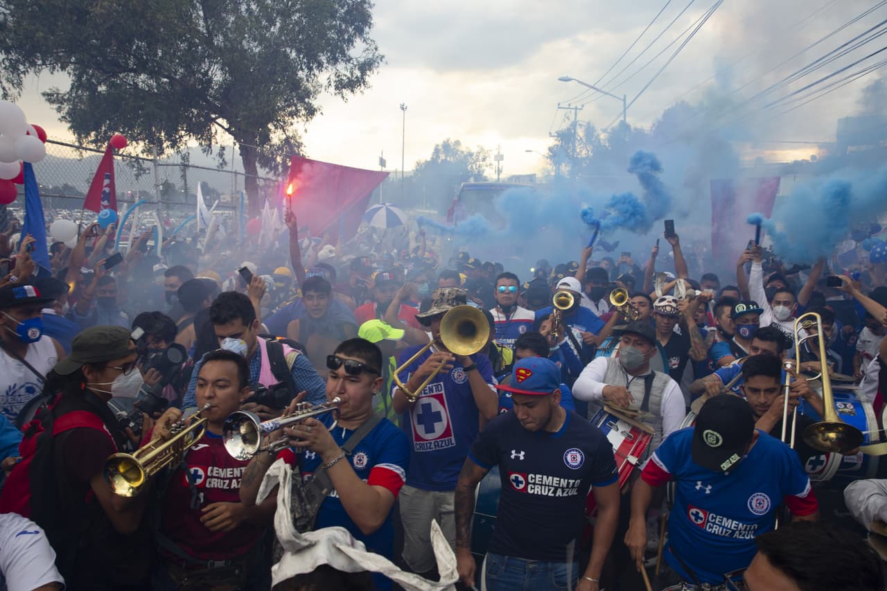 Simplemente espectacular... Miles de fans de la Máquina celeste dieron una histórica bienvenida a su equipo en el Azteca. ¡Qué imágenes!