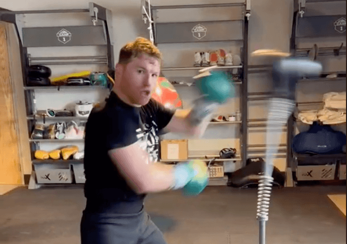 Canelo Álvarez hace alarde sus reflejos y esquiva la pera sin verla