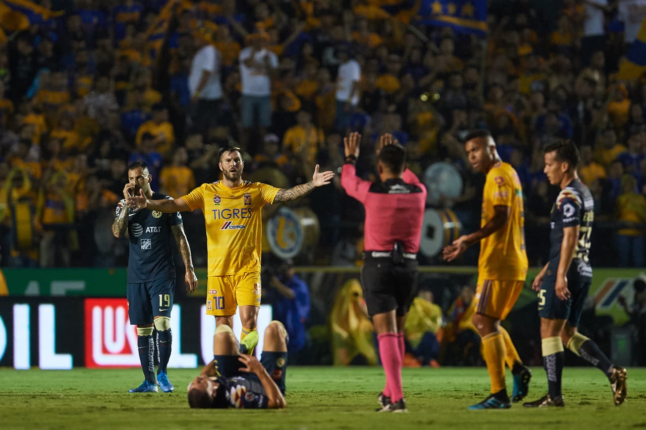 Las condiciones de la cancha generaron que se disputara con mucha intensidad el partido.