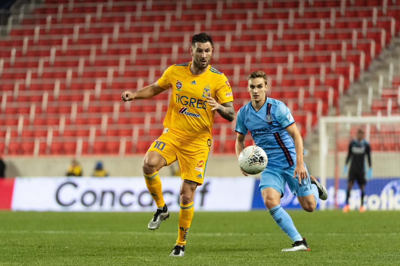André-Pierre Gignac se encuentra con el balón y deja escapar la ocación más clara de los Tigres.
