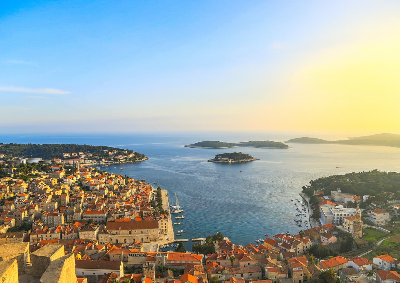 Croacia tiene más de 1,200 islas, y más de 6,000 kilómetros de playa. Hoy en día la isla de Hvar (en la fotografía) se ha convertido en uno de los destinos más apetecidos del país. Su olor a lavanda, romero y pino, por los cultivos que la circundan, y el hecho que sea la isla en el Mar Adriático que más horas de sol reciba, la han convertido en un destino obligado entre los viajeros más selectos.