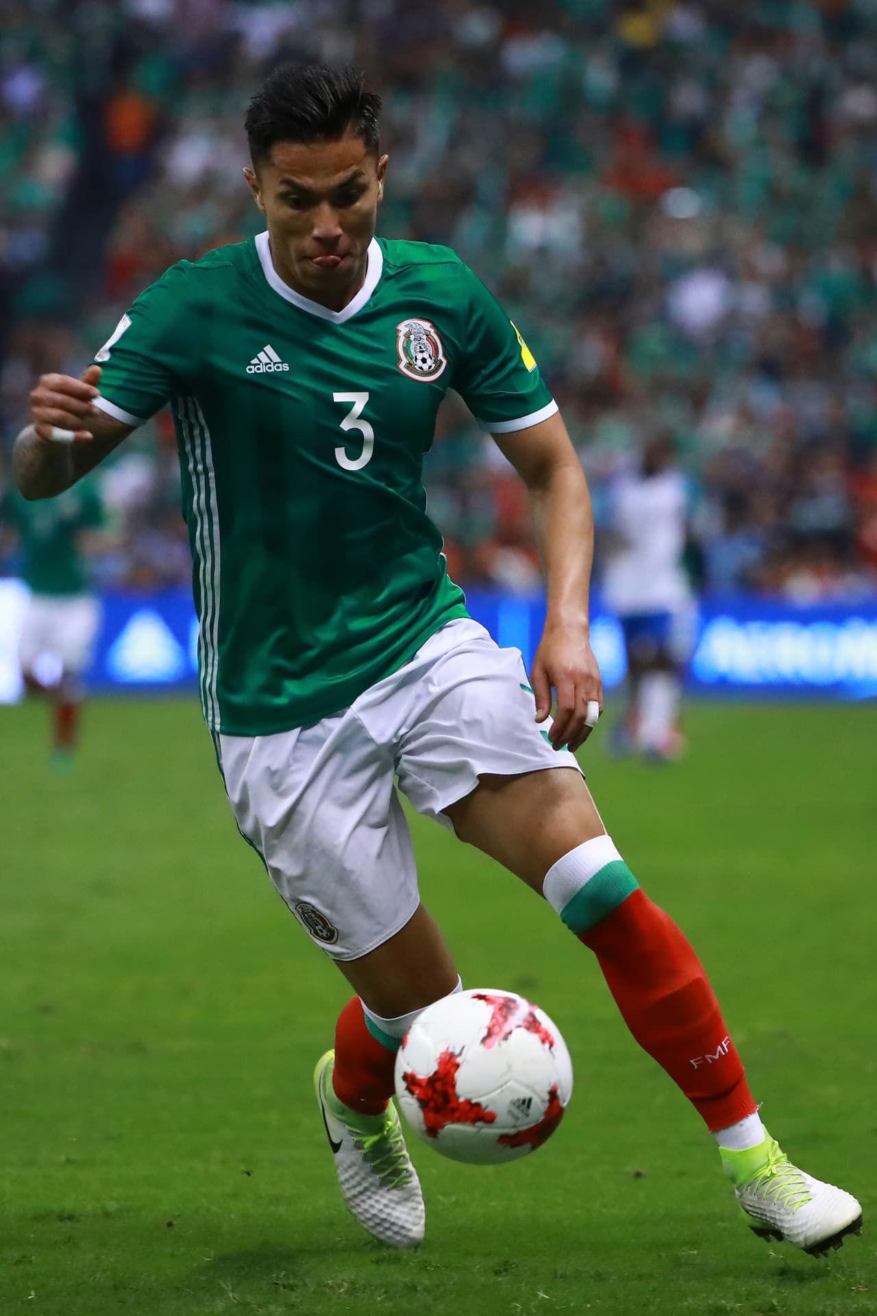 Salcedo tiene un 7: como lateral derecho casi no tiene profundidad y luce mejor en el puesto de marcador central.