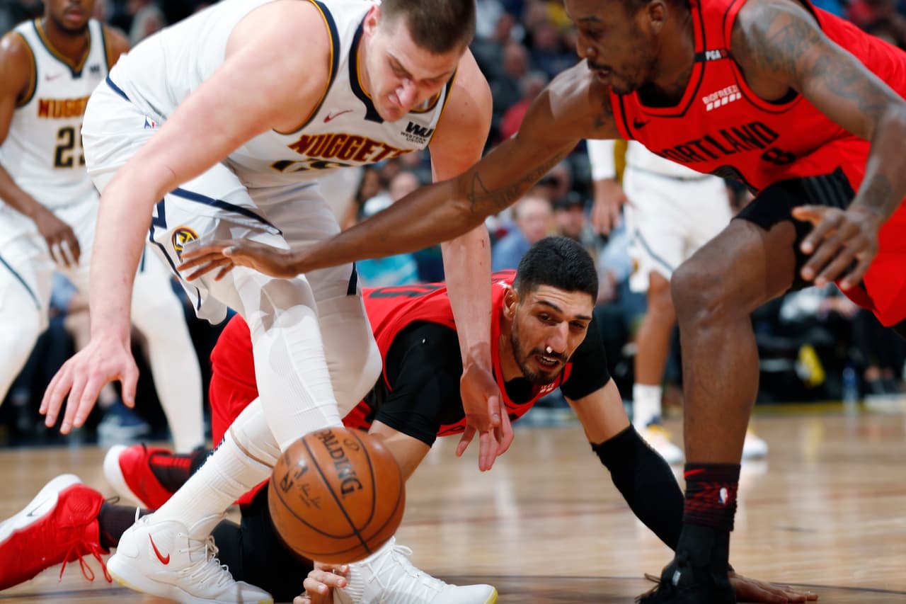 Los Portland Trail Blazers se impusieron 97-90 a los Denver Nuggets en Pepsi Center este miércoles y la serie de segunda ronda de Playoffs de la Conferencia del Oeste se iguala a un triunfo por bando. Estas son las mejores imágenes del Juego 2 de esta contienda.