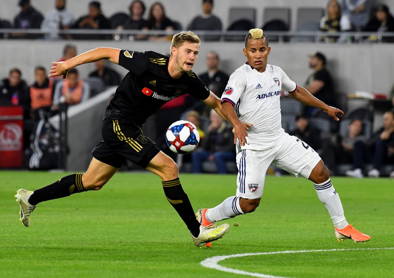 Dallas mejoró en el comienzo del segundo tiempo pese a quedarse sin Michael Barrios al comienzo del segundo tiempo. El chileno Pablo Aranguiz entró en su lugar.
<br>