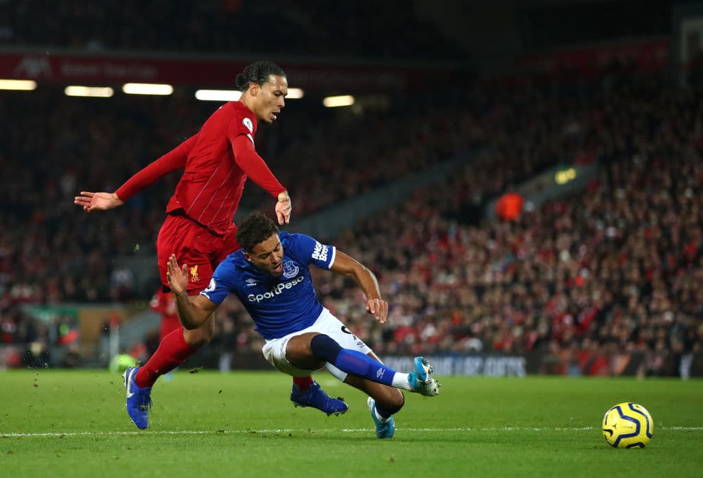 Van Dijk no puede evitar el remate del Everton.