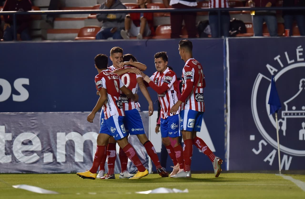 Y el partido empezó a pedir de boca para los potosinos. En el cobro de un tiro de esquina, apenas a los 3 minutos, los locales se fueron adelante en el marcador.