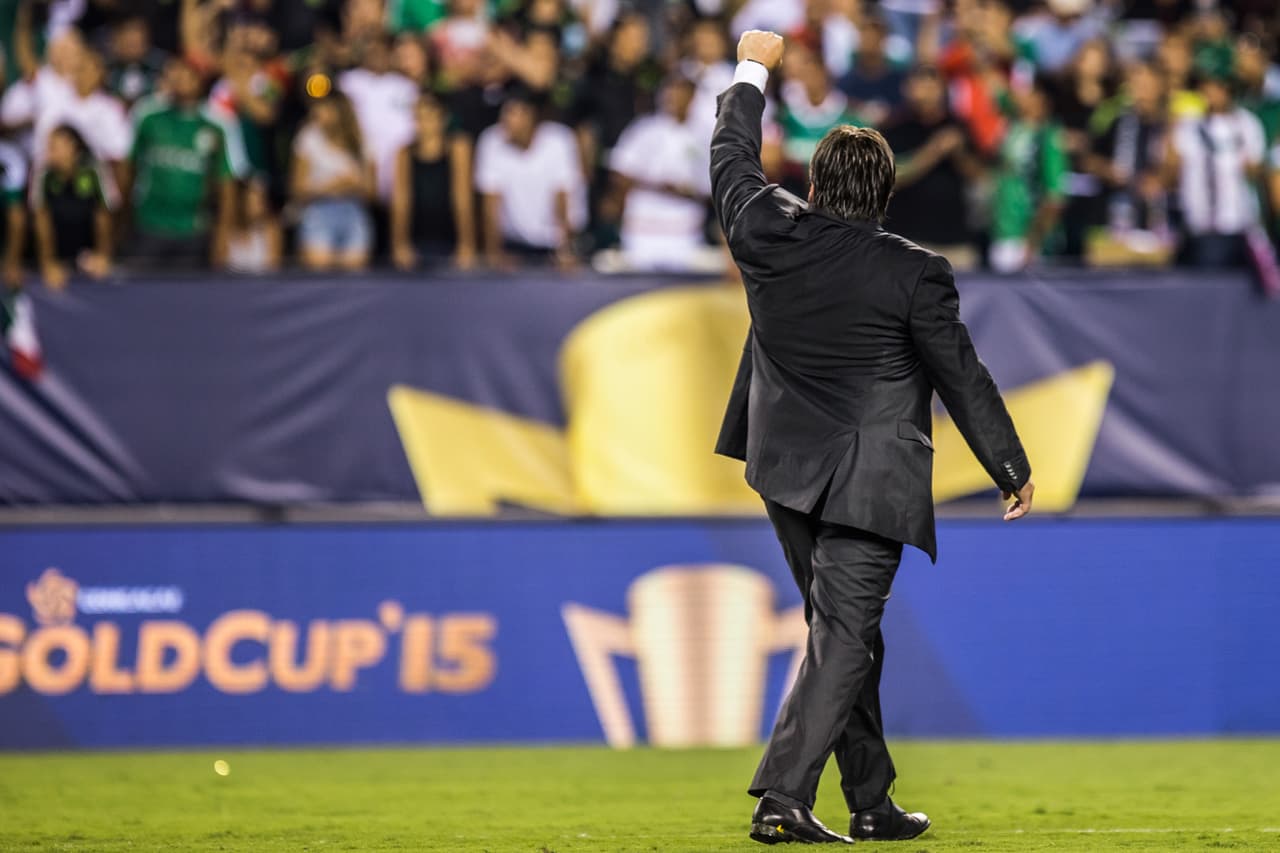 Miguel Herrera fue el último mexicano en el Tri en levantar el título, específicamente en 2015