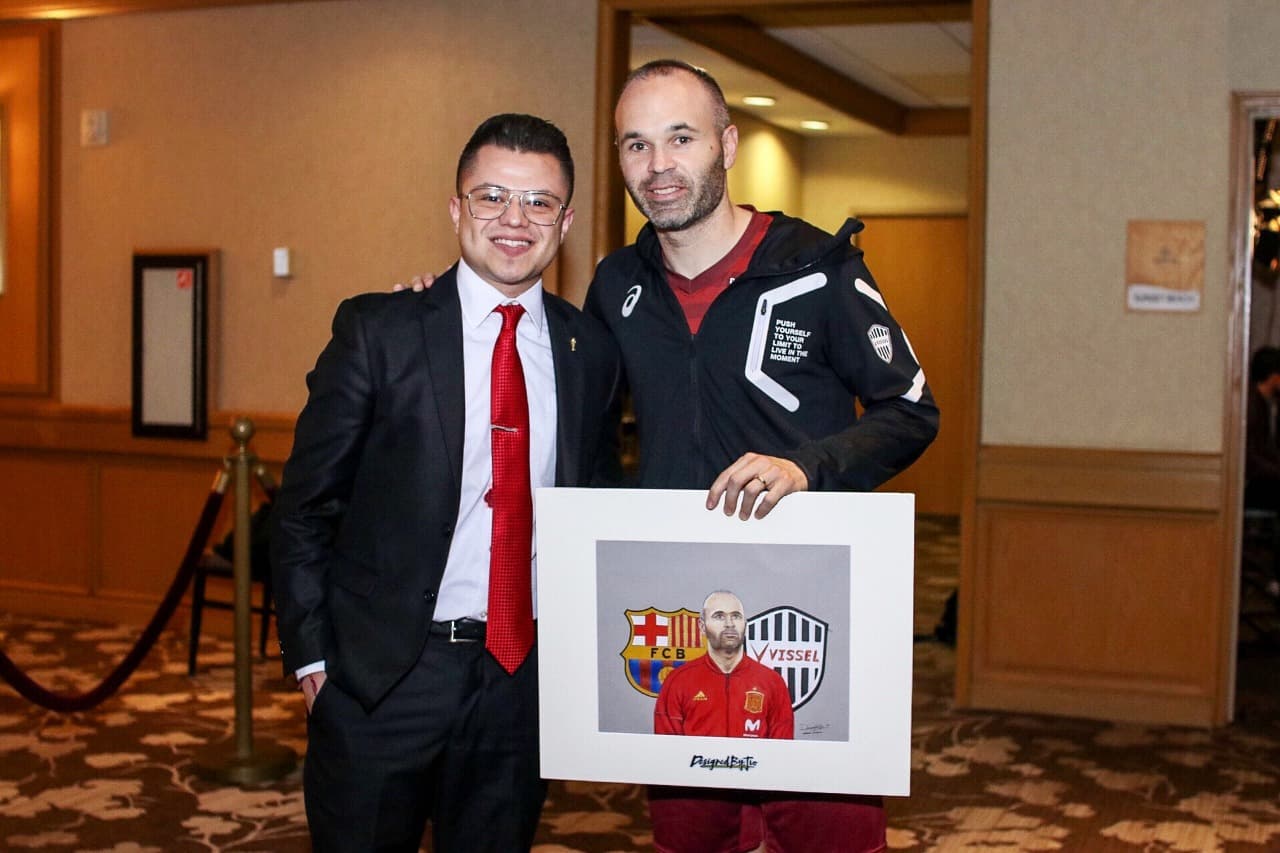 Y es que el talento y trabajo del mexicano incluso ha sido compartido con figuras de talla mundial como el español Andrés Iniesta.