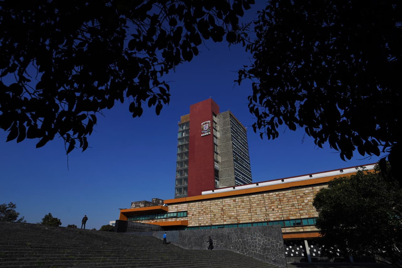 Miles de aspirantes repetirán el examen de admisión de la UNAM en México por sospechas de fraude con IA