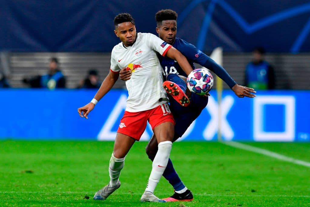Ryan Sessegnon marca de forma extraordinaria y se le adelanta al medicampista del Leipzig Christopher Nkunku.