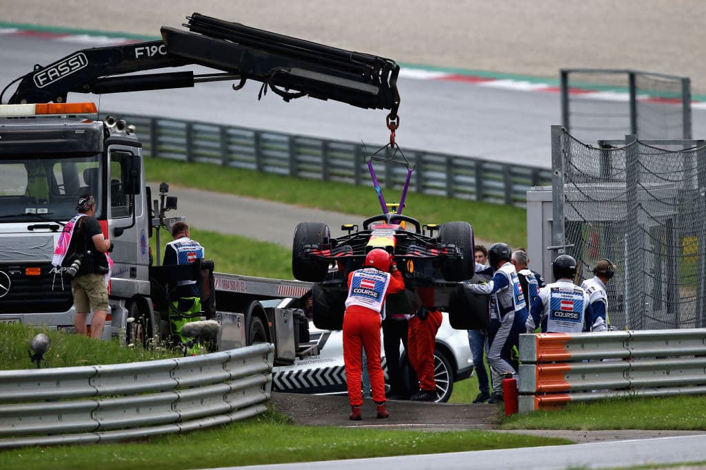El piloto holandés tuvo que salir ayudado por la grúa luego de unas fallas que presentó el automóvil.