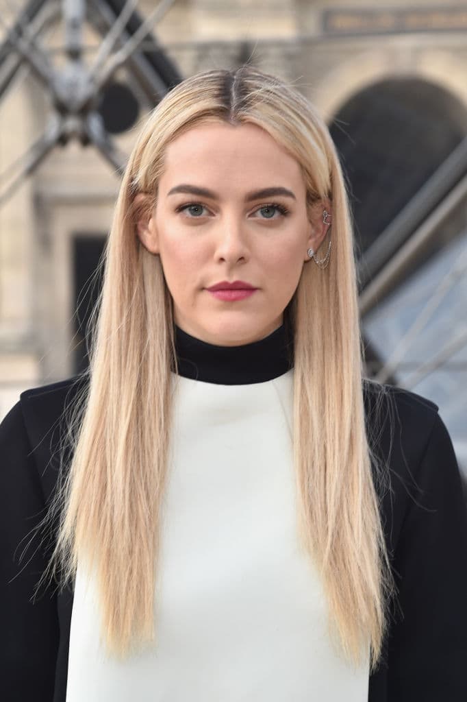 Justo cuando la relación entre los tres empieza a florecer, la mujer adopta una actitud aterradora que proviene del adoctrinamiento religioso que sufrió en su dura infancia.
<br>