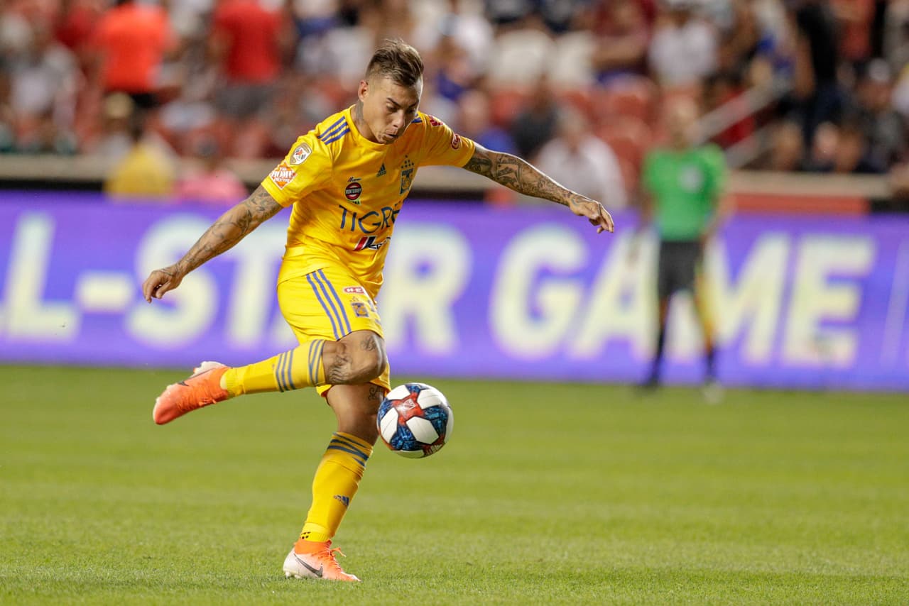 El 1-0 para Tigres fue obra de Eduardo Vargas quien tuvo buena fortuna: su remate se desvió en Justen Glad.