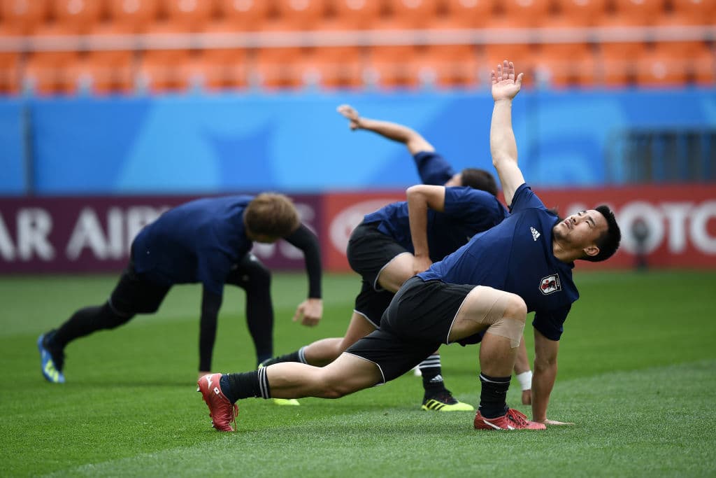 Haciendo flexiones el estelar delantero nipón Shinji Okazaki, quien juega en el Leicester City de la Premier League. Espera abrir su cuenta goleadora ante la dinámica defensa senegalesa, un buen reto.