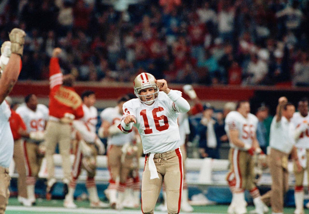 En dicha ocasión, uno de los equipos más ganadores de la NFL era comandado en su ofensiva por el QB Joe Montana.