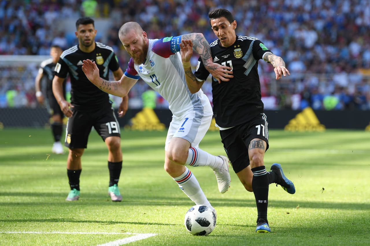 MOSCOW, RUSSIA - JUNE 16: Aron Gunnarsson of Iceland and Angel Di Maria of Argentina battle for the ball during the 2018 FIFA World Cup Russia group D match between Argentina and Iceland at Spartak Stadium on June 16, 2018 in Moscow, Russia. (Photo by Matthias Hangst/Getty Images)