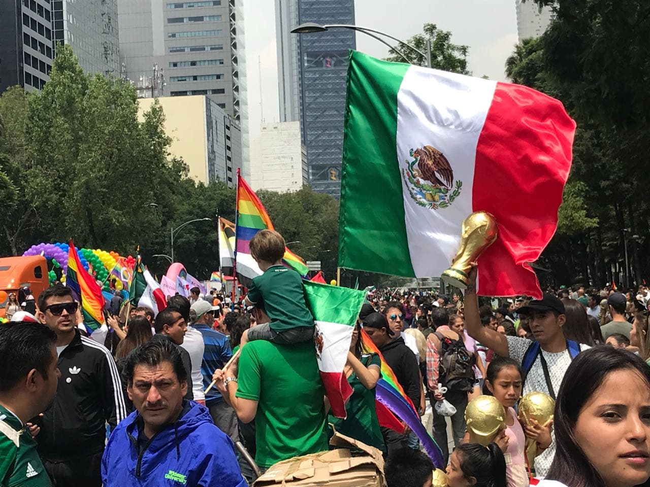 Los hinchas mexicanos se reunieron en el monumento del Ángel de la Independencia para celebrar un triunfo que pone de líder a México en el grupo F y lo pone a soñar con octavos de final del Mundial.