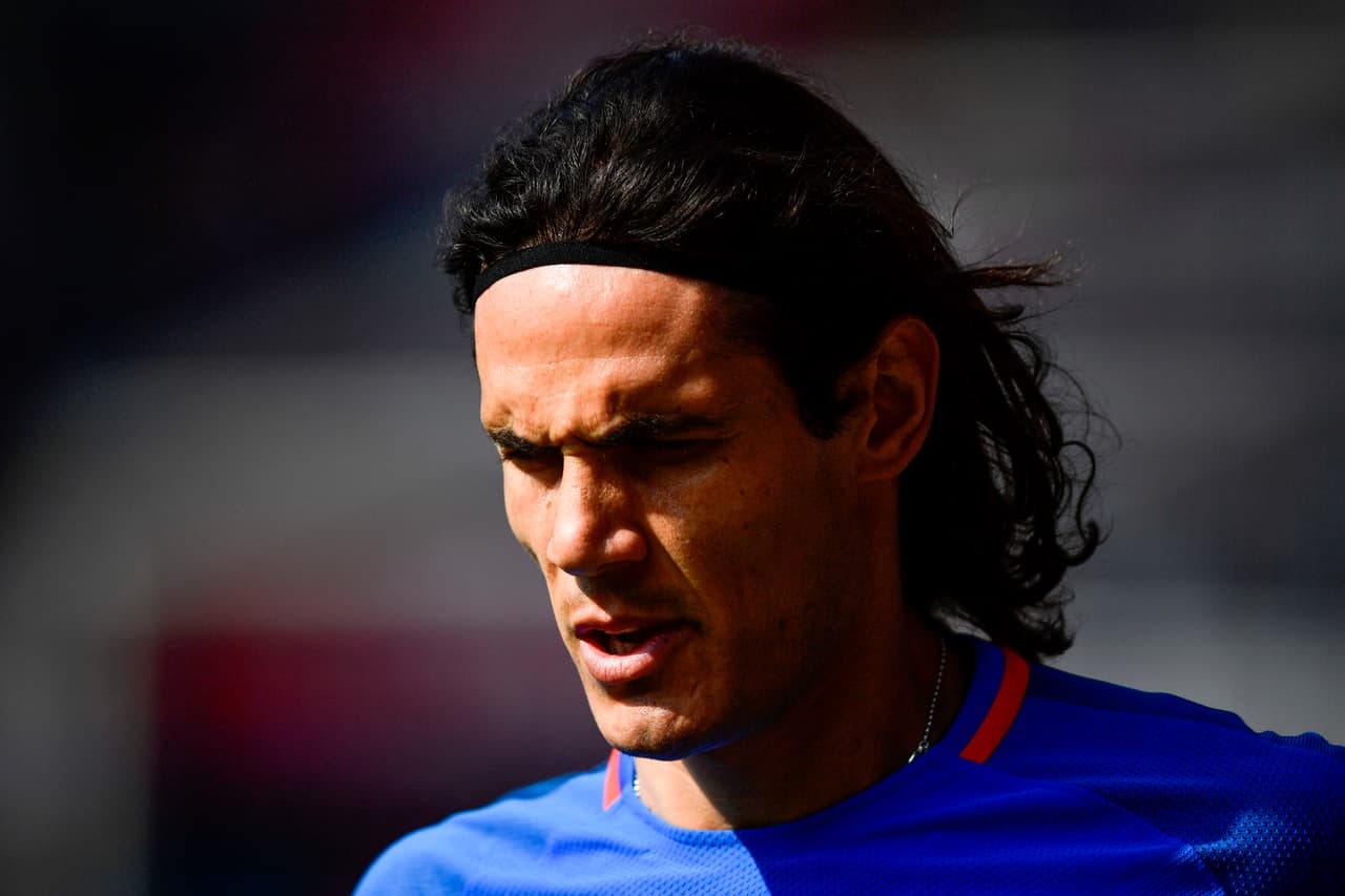 En una eventual ausencia de Higuaín, Juventus está interesado en contar con el uruguayo Edínson Cavani, jugador que ya triunfó en el fútbol italiano y que es goleador histórico del PSG.