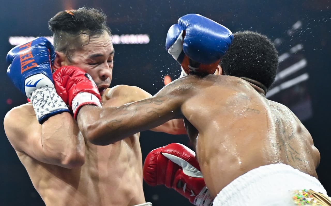 El filipino tuvo algunos problemas al arranque de la pelea con la rapidez de Stephon Young. Donaire se vio más suelto de manos a partir del tercer round, y para el sexto conectó un tremendo gancho con la zurda que acabó la contienda.