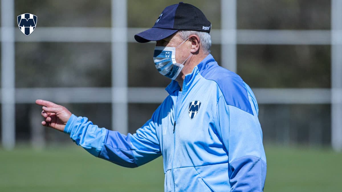 Javier Aguirre entrena con 11 alternativo para mandar mensaje a líderes