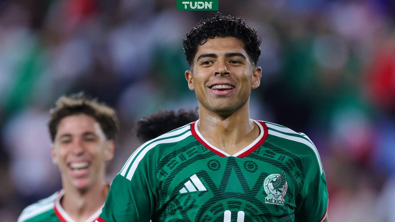 Víctor Guzmán anota su primer gol en el Tri ante Perú