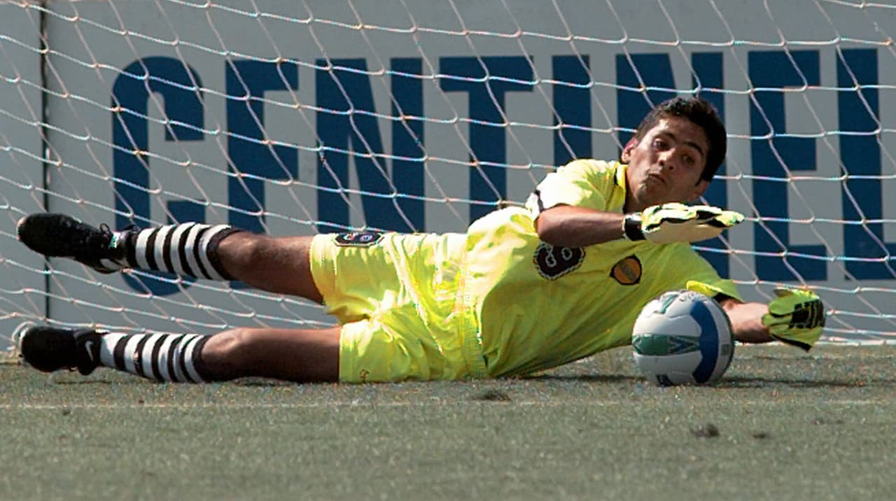 El
<i>Chapulín </i>Jorge Campos fue otro de los porteros que, por momentos, usó dorsales extraños. Llegó a ponerse el 9, ya que también jugaba como delantero.