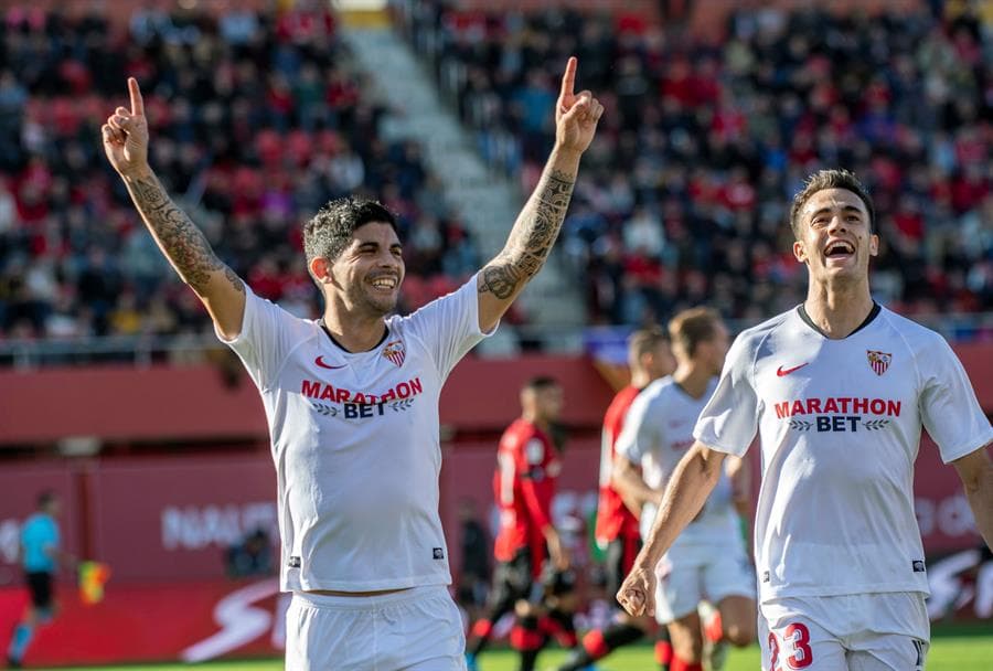 Sevilla se lleva una importante victoria a casa y se posiciona en el tercer lugar de la tabla de La Liga. Los autores de los goles fueron Diego Carlos y Ever Banega para marcar el 2-0 ante Mallorca. 'Chicharito' no fue convocado para este partido.