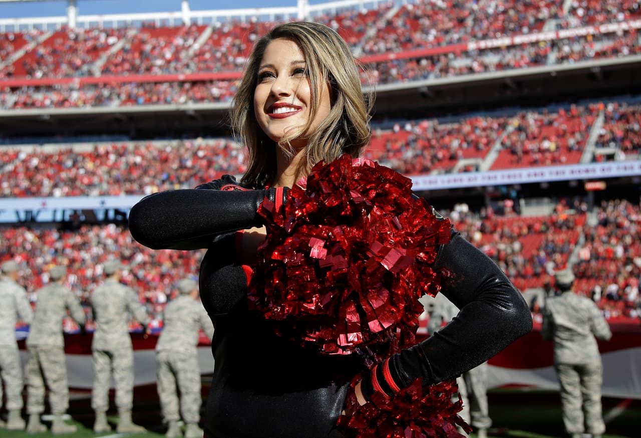 Las cheerleaders de los 49ers lucieron nuevamente estos hermosos diseños que resaltan la belleza de sus figuras. ¡Chécalas en la Semana 12!