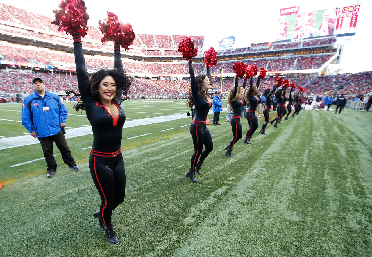 Las cheerleaders de los 49ers lucieron nuevamente estos hermosos diseños que resaltan la belleza de sus figuras. ¡Chécalas en la Semana 12!