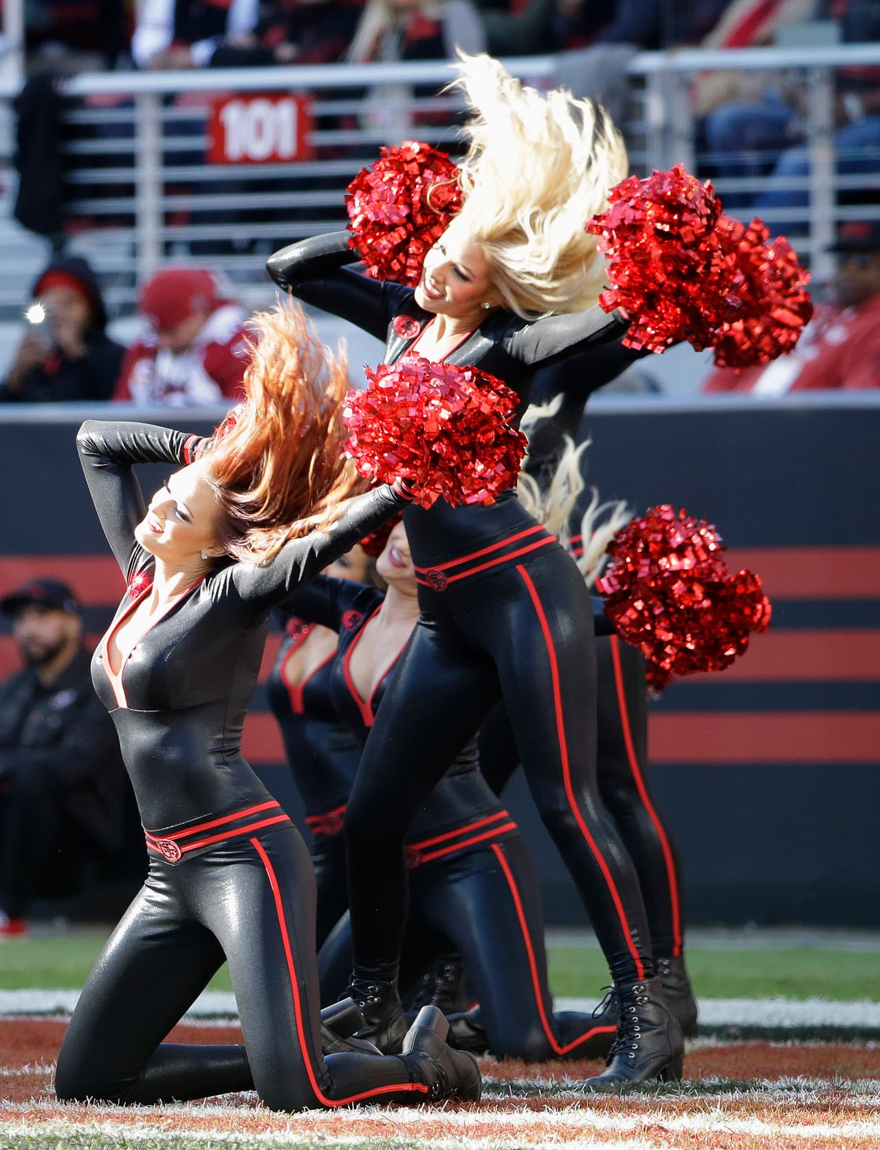 Las cheerleaders de los 49ers lucieron nuevamente estos hermosos diseños que resaltan la belleza de sus figuras. ¡Chécalas en la Semana 12!