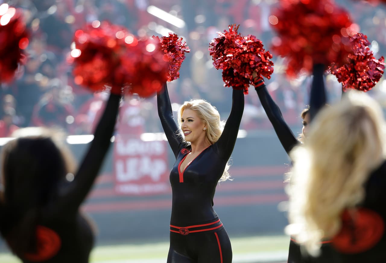 Las cheerleaders de los 49ers lucieron nuevamente estos hermosos diseños que resaltan la belleza de sus figuras. ¡Chécalas en la Semana 12!