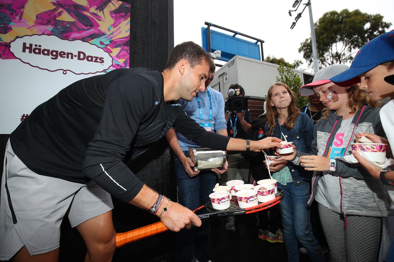 En las calles, fue Grigor Dimitrov quien compartió helados con varios aficionados que se acercaron para saludar al tenista búlgaro.