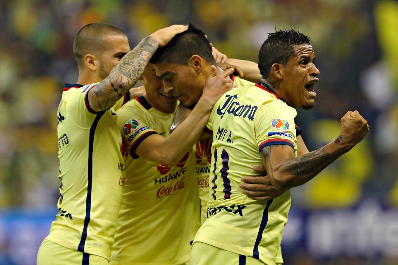 Paolo Goltz y Michael Arroyo cuando jugaban para el América en 2015.