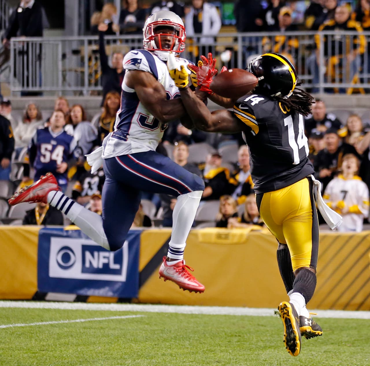 El profundo de los Patriots, Duron Harmon, evitando la anotación con Sammie Coates.