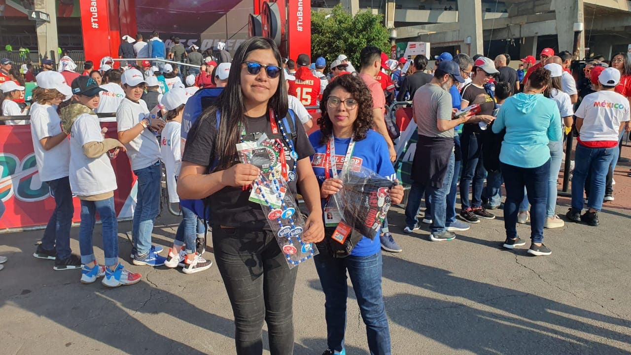 Predominan los colores rojo y azul en las inmediaciones del Estadio Azteca.