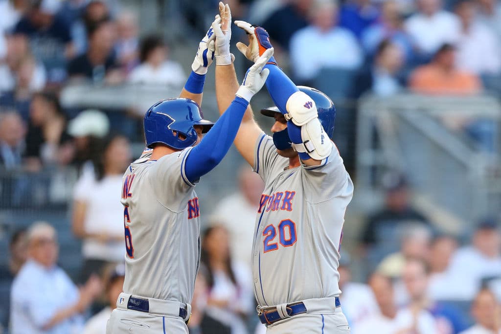 El vuelacerca de Alonso fue su 22do, la segunda mayor cantidad para un novato antes del Juego de Estrellas, sólo por detrás de los 25 que conectó Cody Bellinger hace dos años con los Dodgers de Los Ángeles. El batazo al octavo pitcheo de Paxton en el turno, y al 11mo de la noche, dejó el graderío tan silencioso como estuvo por la tarde, cuando sólo se llenó en una cuarta parte para un juego que estaba previsto originalmente el lunes pero que se pospuso por la lluvia.