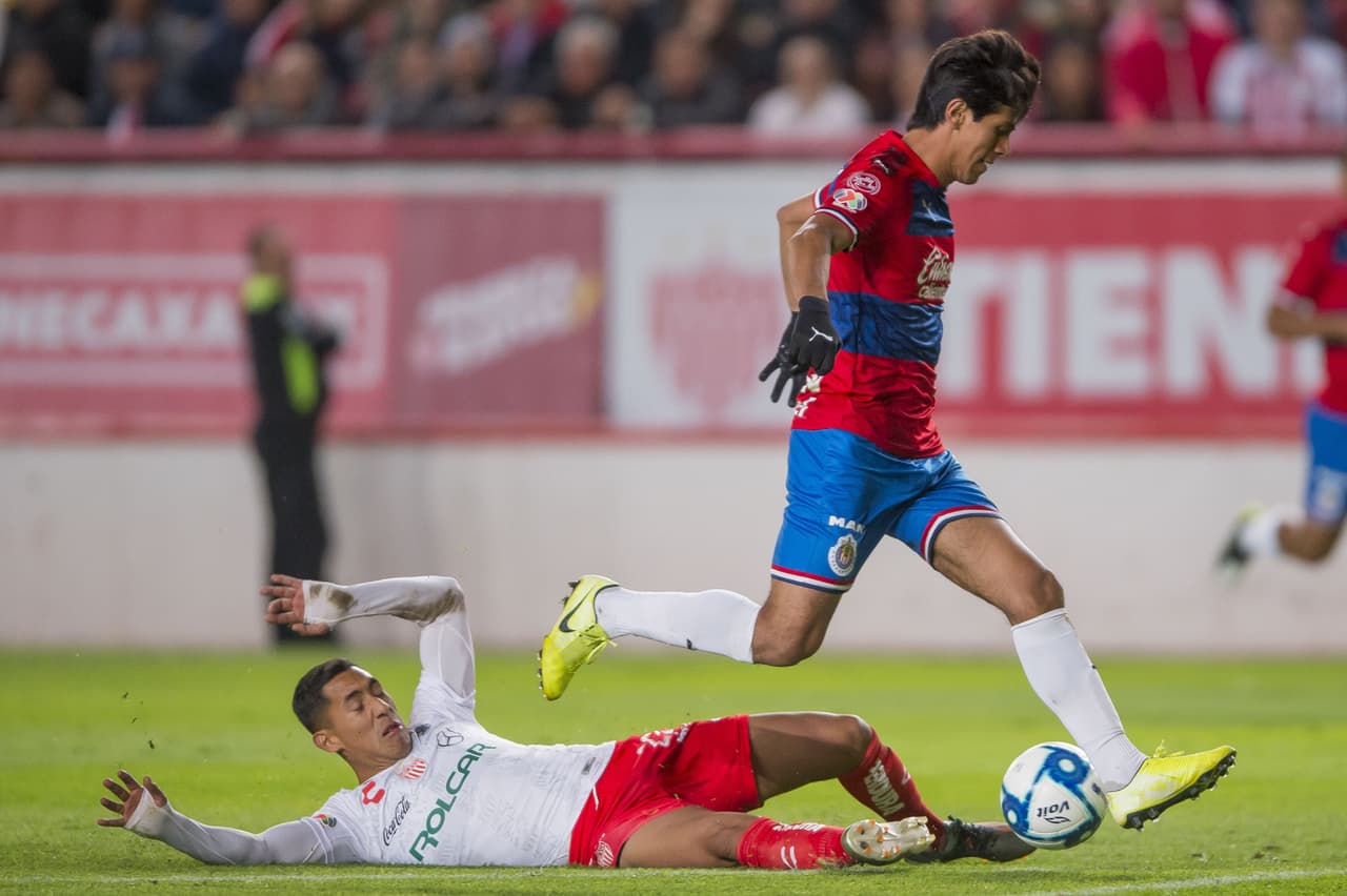 Con goles de Eduardo "Chofis" Lóez y Jesús Angulo, Chivas gana y cierra su pretemporada con marca perfecta.