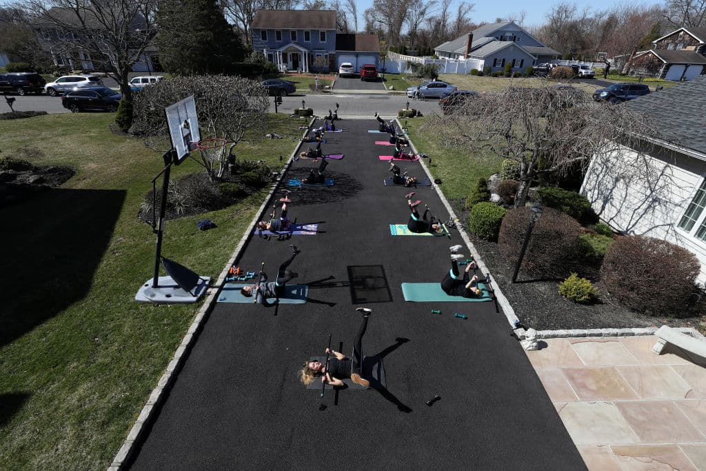 Tras la emergencia del coronavirus, Jamie Benedik organizó clases de fitness a puerta abierta en Long Island. Los asistentes tomaron la sesión conservando una distancia prudente entre ellos.