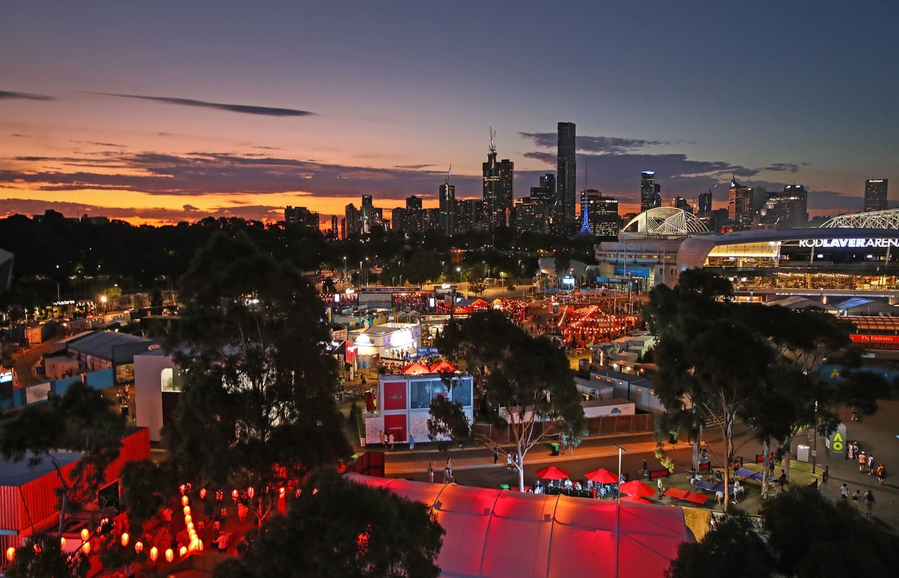 El paisaje colorido de Melbourne es testigo de cómo los grandes favoritos en el Abierto de Australia ratifican su capacidad y jerarquía en las canchas, en medio de la alegría del público.