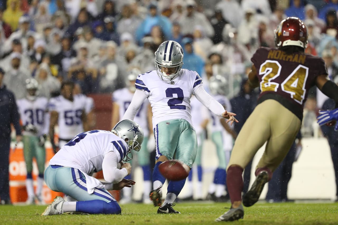 El nuevo pateador de Dallas, Mike Nugent, fue pieza clave en el triungo de los Cowboys. Acertó 4 de 5 intentos de gol de campo incluyendo uno de 48 yardas. Además tuvo 3 puntos extras para sumar 15 de los puntos de su equipo.