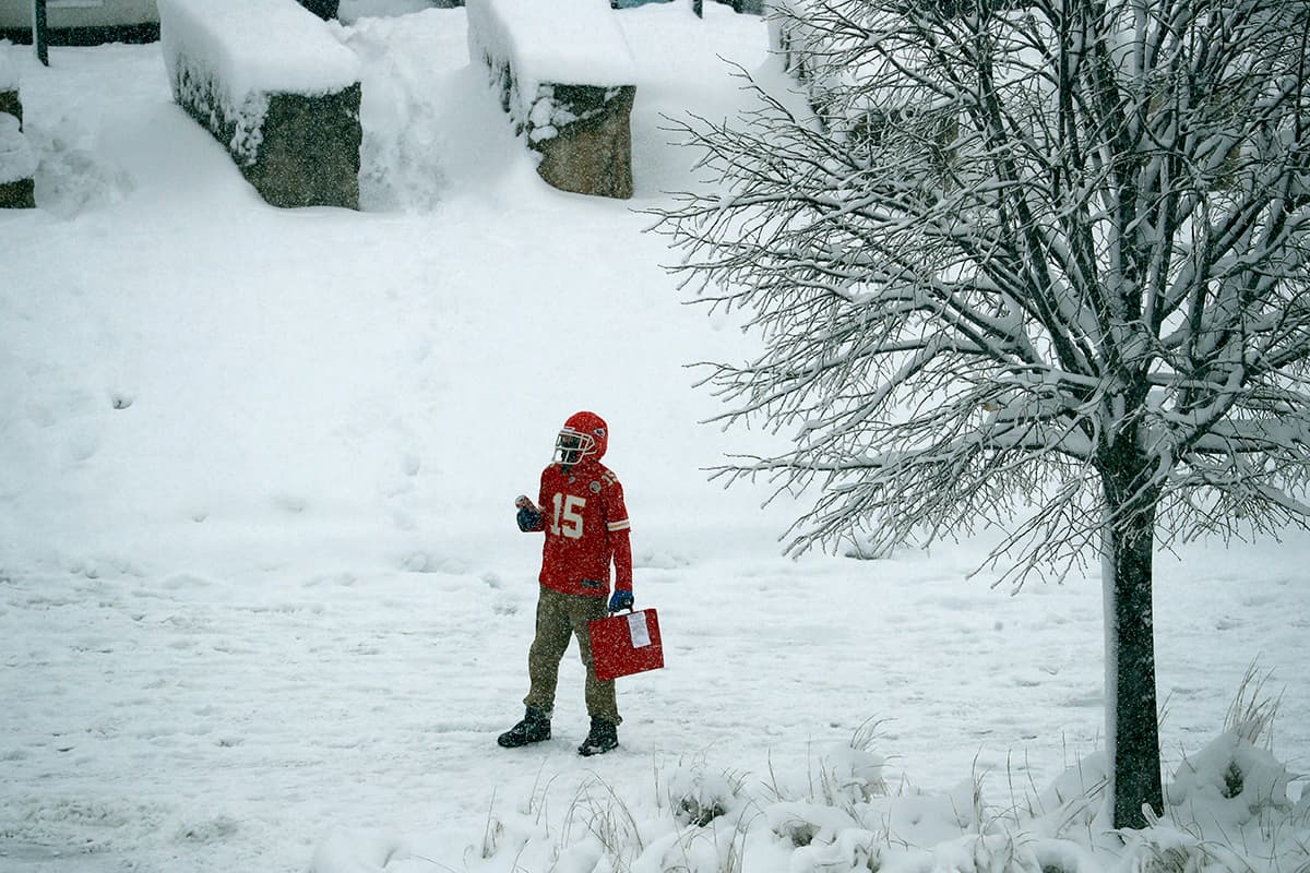 Afuera del Arrowhead Stadium un fanático de los Chiefs listo con sus accesorios para el partido.