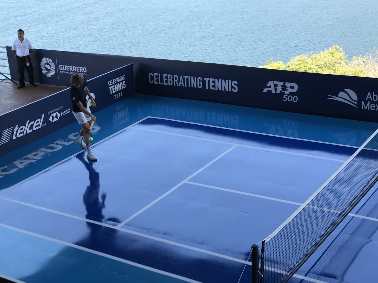 Las dimensiones de la cancha hacían ver todavía más alto al germano Zverev.